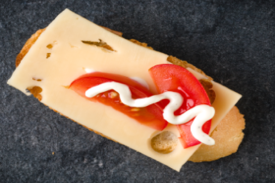 Mit Tomatenscheiben, Raclettekäse